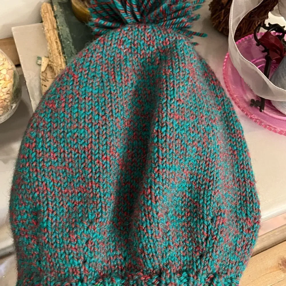 Women’s acrylic winter Pom hat.